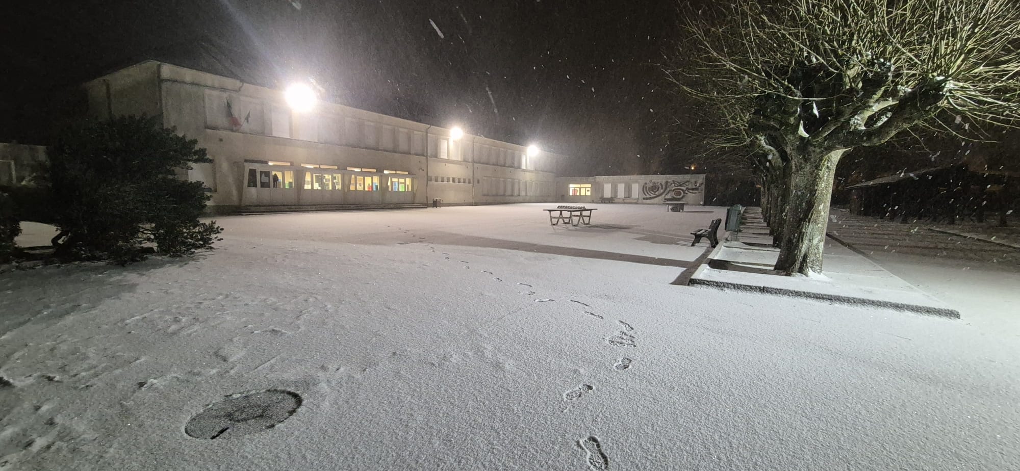 Façade du collège sous la neige
