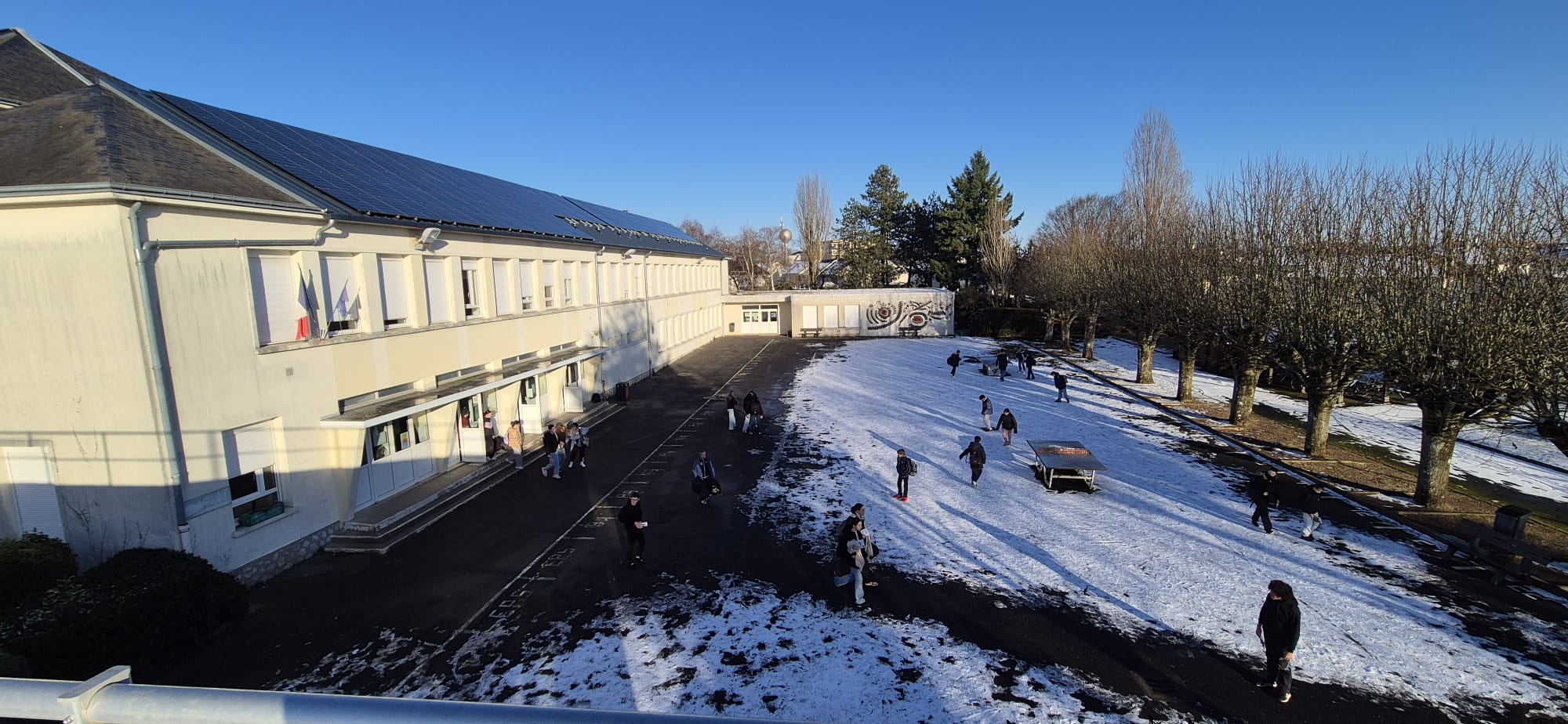 Cour du collège enneigée